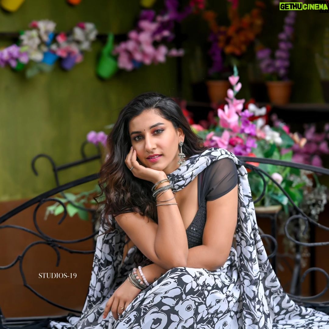 Vishnupriyaa bhimeneni Instagram - 🖤🤍🖤🤍🖤🤍🖤🤍🖤🤍🖤🤍🧿 Outfit : @sujisrin.collection Hair : @dkalyani73 Jwellery:@aanvitrends 📷 :@landscapephotography19 @studios19_lsp Location : @passionate_studios #vishnupriyabhimeneni #friday #loveday #blacknwhite #happinessnjoytotheworld