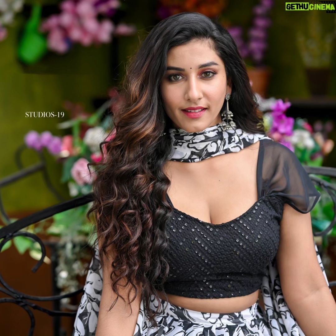 Vishnupriyaa bhimeneni Instagram - 🖤🤍🖤🤍🖤🤍🖤🤍🖤🤍🖤🤍🧿 Outfit : @sujisrin.collection Hair : @dkalyani73 Jwellery:@aanvitrends 📷 :@landscapephotography19 @studios19_lsp Location : @passionate_studios #vishnupriyabhimeneni #friday #loveday #blacknwhite #happinessnjoytotheworld