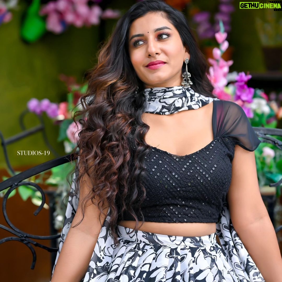 Vishnupriyaa bhimeneni Instagram - 🖤🤍🖤🤍🖤🤍🖤🤍🖤🤍🖤🤍🧿 Outfit : @sujisrin.collection Hair : @dkalyani73 Jwellery:@aanvitrends 📷 :@landscapephotography19 @studios19_lsp Location : @passionate_studios #vishnupriyabhimeneni #friday #loveday #blacknwhite #happinessnjoytotheworld