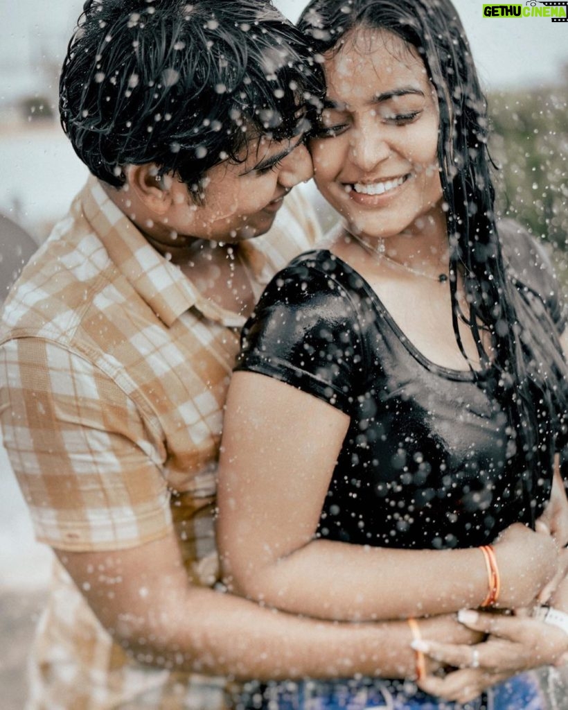 Vishnupriya sainath pathade patil Instagram - Pyaar in rain 😂😍😘