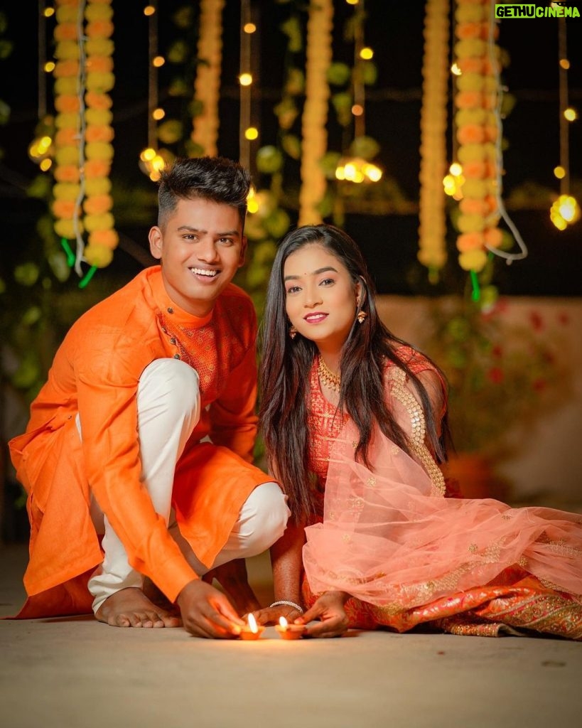 Vishnupriya sainath pathade patil Instagram - रांगोळीच्या सप्तरंगात सुखाचे दीप उजळू दे, लक्ष्मीच्या सोनेरी पावलांनी तुमच्या घरी घर सुख समृद्धी येऊ दे नरक चतुर्दशी आणि दिवाळीच्या हार्दिक शुभेच्छा