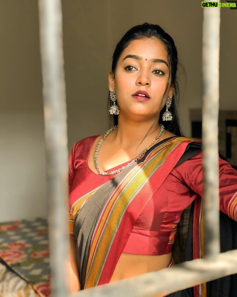 Vishnupriya sainath pathade patil Instagram - Sari mein Achhi Lagti Hu Kyaa ?