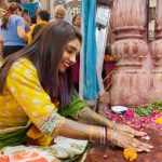 Vishwa Rathod Instagram - Mere aho bhagya jo Radha vallabh ji ko attar seva ka moka mila🙏🏻 Radhe Radhe Sri Radhavallabh Vrindavan Temple