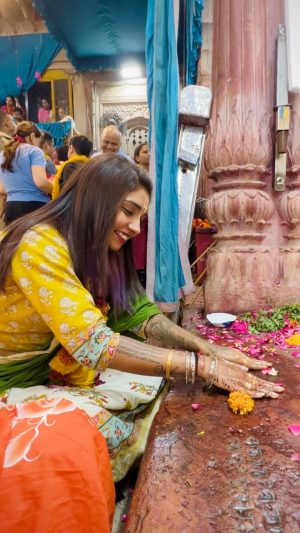 Vishwa Rathod Instagram - Mere aho bhagya jo Radha vallabh ji ko attar seva ka moka mila🙏🏻 Radhe Radhe