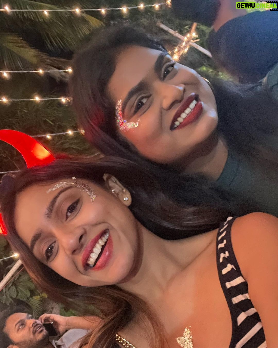 Vithika Sheru Instagram - Allowing Myself To Shine ✨