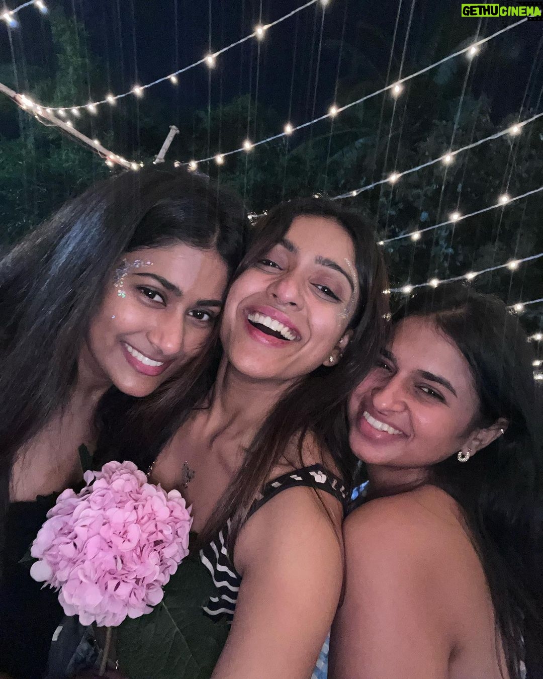 Vithika Sheru Instagram - Allowing Myself To Shine ✨