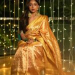 Vithika Sheru Instagram - Heal, Learn, Grow, Love . . . PC - @pixelaffinityphotography Earrings - @pretty.jewelbox Saree - @naira_silks