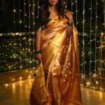 Vithika Sheru Instagram – Dussehra Subhakankshalu 🙏🏽

Saree – @naira_silks