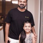 Vriddhi Vishal Instagram - @kunchacks uncle ❤️❤️❤️ 2018 success celebration 🎊🎊🎊🍾 #chakochan #malayalam #star #kunchakoboban #vriddhi #childartist #2018 #succes #happy