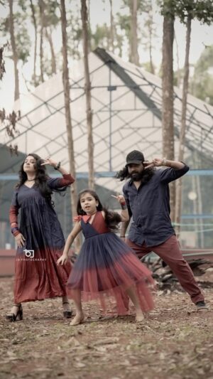 Vriddhi Vishal Instagram - You are my Soniya ❤️❤️🥰

🎥 @jithinbabu_jb 

Outfit @disha_creationz 

Location @ventos_tentcamping 

#familytime #funtime #reelsvideo #dancereels #vriddhivishal #babyartist #dance #spotchoreo #❤️