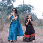 Vriddhi Vishal Instagram - Trending reel with amma❤️❤️🥰🥰💃 🎥 @ameensabil @rahulraku #trendingreels #reelsinstagram #bollywoodsongs #reels #vriddhivishal #familyreels #amma #ammalove #❤️