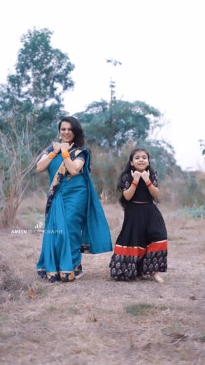 Vriddhi Vishal Instagram - Trending reel with amma❤️❤️🥰🥰💃

🎥 @ameensabil 

@rahulraku 

#trendingreels #reelsinstagram #bollywoodsongs #reels #vriddhivishal #familyreels #amma #ammalove #❤️