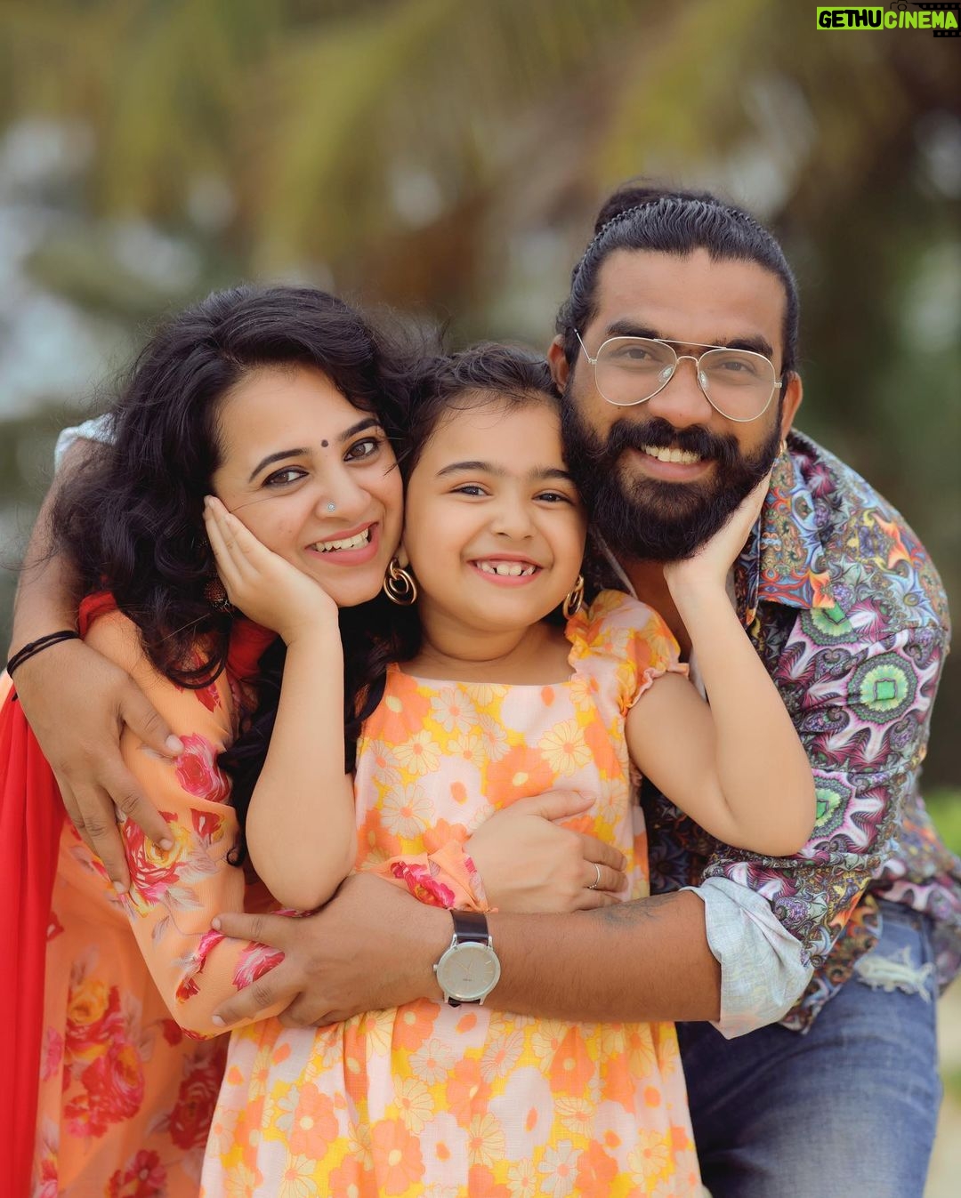 Vriddhi Vishal Instagram - Happy sunday all ❤️❤️❤️ 📸 @abinprasad_cherthala #reels #shootingtime #trending #vriddhivishal #childartist #southindianchildartist #vriddhifamily #love #happysunday #familytime #shooting #malayalam #cinema #kerala #kochidiaries Thycal Beach