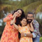 Vriddhi Vishal Instagram - Happy sunday all ❤️❤️❤️ 📸 @abinprasad_cherthala #reels #shootingtime #trending #vriddhivishal #childartist #southindianchildartist #vriddhifamily #love #happysunday #familytime #shooting #malayalam #cinema #kerala #kochidiaries Thycal Beach