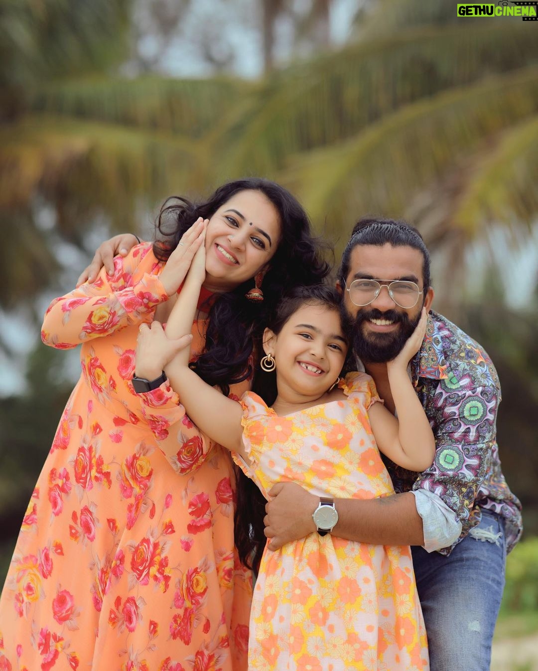 Vriddhi Vishal Instagram - Happy sunday all ❤️❤️❤️ 📸 @abinprasad_cherthala #reels #shootingtime #trending #vriddhivishal #childartist #southindianchildartist #vriddhifamily #love #happysunday #familytime #shooting #malayalam #cinema #kerala #kochidiaries Thycal Beach
