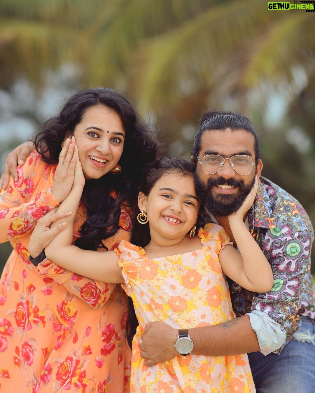 Vriddhi Vishal Instagram - Happy sunday all ❤️❤️❤️ 📸 @abinprasad_cherthala #reels #shootingtime #trending #vriddhivishal #childartist #southindianchildartist #vriddhifamily #love #happysunday #familytime #shooting #malayalam #cinema #kerala #kochidiaries Thycal Beach