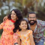 Vriddhi Vishal Instagram - Happy sunday all ❤️❤️❤️ 📸 @abinprasad_cherthala #reels #shootingtime #trending #vriddhivishal #childartist #southindianchildartist #vriddhifamily #love #happysunday #familytime #shooting #malayalam #cinema #kerala #kochidiaries Thycal Beach