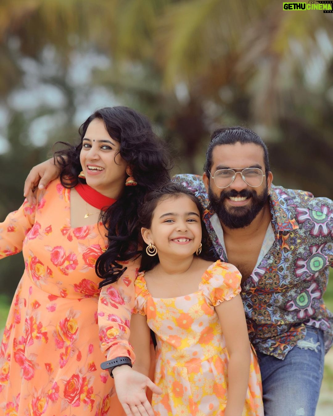 Vriddhi Vishal Instagram - Happy sunday all ❤️❤️❤️ 📸 @abinprasad_cherthala #reels #shootingtime #trending #vriddhivishal #childartist #southindianchildartist #vriddhifamily #love #happysunday #familytime #shooting #malayalam #cinema #kerala #kochidiaries Thycal Beach