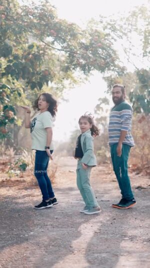 Vriddhi Vishal Instagram - Trending ❤️😍💃

With ma family ❤️❤️❤️

🎥 @ameensabil 

Thanks @rahulraku 

#bollywood #trending #uff #instgram #trendingreels #dance #dancelover #familydance #dancingfamily #mallu #kerala #childartist #southindianchildactress #vriddhivishal #viralvideos #viraldance #
