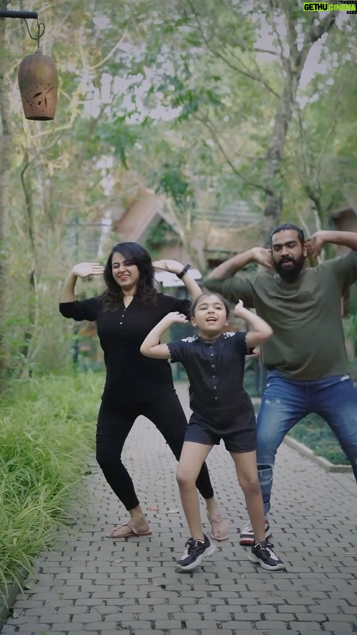 Vriddhi Vishal Instagram - Trending ❤️💃🕺 🎥 @jithinbabu_jb Location @morickapresort #family #trendingreels #trendingsongs #dancelovers #dancetime #morickap #waynad #lovethisplace #vibe #happytrip #kerala #childartist #artist #appa #amma Morickap Resort