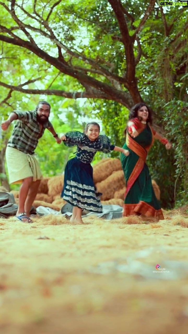 Vriddhi Vishal Instagram - Thamarai poovukkum 💃❤️😍 🎥 & cuts @abinprasad_cherthala Camera assist @alizejisna #thamaraipoovukum #trendingreels #trending #dancereels #dancingfamily #vriddhifamily #vriddhivishal #vriddhi #trendingreels #leo #familyreels #familydance