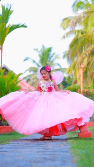 Vriddhi Vishal Instagram - Happy new year all ❤️❤️❤️❤️

2023  ma first video ❤️

🎥 @abinprasad_cherthala 

Outfit @sowmyz_couture 

Location @kondai_lip_resort 

#tamil #song #trendingreels #instagram #instafashion #reelsinstagram #reels #artist #fashionstyle