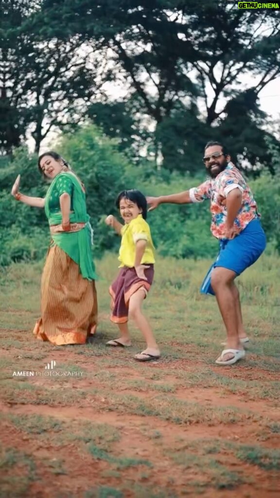 Vriddhi Vishal Instagram - Thaai kelavi 😜🥰🤘 After a short break 💃with ma family ❤️❤️❤️ 🎥 @ameensabil @dhanushkraja @anirudhofficial @nithyamenen @raashiikhanna @priyabhavanishankar @joinprakashraj @suntv @adityamusicindia # #dance #dancereels #reels #reelsinstagram #reelsvideo #viral #dhanush #tamil #fangirl #family #trending #trendingreels #adityamusic #dancelover
