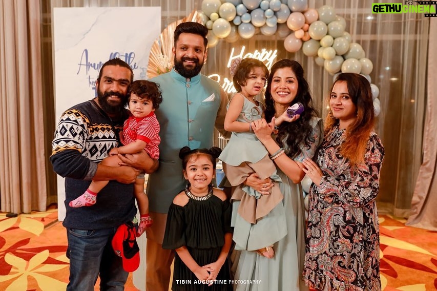 Vriddhi Vishal Instagram - Arundhadhi’s b day function ❤️❤️❤️❤️❤️ @sshivadaoffcl @muralikrishnan_official @kailasmenon2000 @annapoornapillai #bday #function #family #kochi #cinema #malayalam #tamil #artist #love #instagood #instagram #instadaily #picoftheday Kochi Marriott Hotel