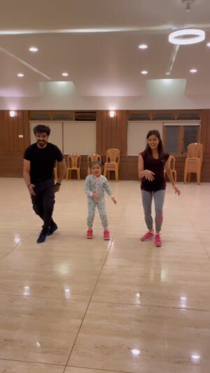 Vriddhi Vishal Instagram - Rum bum pum 💃💃 rehearsal with ma dearest friends @actorjai uncle & @amritha_aiyer checy ❤️

#RumBumBum 1st single from  #CoffeeWithKaadhal is here to make you dance! 💃🏻😍

▶️https://youtu.be/g_kQJHtmZuM

#ASundarCEntertainer 🥳

A @itsyuvan Musical! 🎼

#SundarC 

@khushsundar #AvniCinemax #BenzzMedia @u1recordsoffl @actorjiiva @actorjai #Srikanth @amritha_aiyer @malvikasharmaofficial @raizawilson @aishwarya4547 @ddneelakandan @samyuktha_shan @redin_kingsley @yogibabuactor @_vriddhi_  @iamsandy_off
@vichuviswanath @fennyoliver @krishnasamye #Gururaj @riazkahmed.pro @v4umedia_

#tamil #cinema #sundarc #jai #jiiva #sreekanth #instagood #instreels #reelsinstagram #love #southindian #hit #song #songs #chennai #
