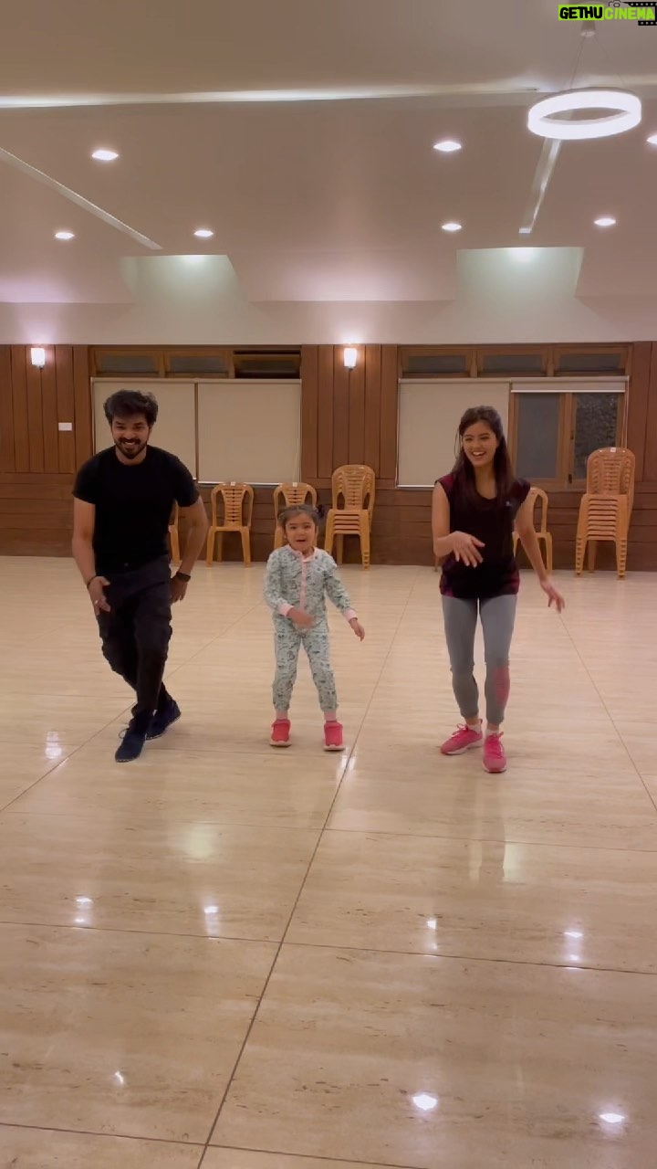 Vriddhi Vishal Instagram - Rum bum pum 💃💃 rehearsal with ma dearest friends @actorjai uncle & @amritha_aiyer checy ❤️ #RumBumBum 1st single from #CoffeeWithKaadhal is here to make you dance! 💃🏻😍 ▶️https://youtu.be/g_kQJHtmZuM #ASundarCEntertainer 🥳 A @itsyuvan Musical! 🎼 #SundarC @khushsundar #AvniCinemax #BenzzMedia @u1recordsoffl @actorjiiva @actorjai #Srikanth @amritha_aiyer @malvikasharmaofficial @raizawilson @aishwarya4547 @ddneelakandan @samyuktha_shan @redin_kingsley @yogibabuactor @_vriddhi_ @iamsandy_off @vichuviswanath @fennyoliver @krishnasamye #Gururaj @riazkahmed.pro @v4umedia_ #tamil #cinema #sundarc #jai #jiiva #sreekanth #instagood #instreels #reelsinstagram #love #southindian #hit #song #songs #chennai #