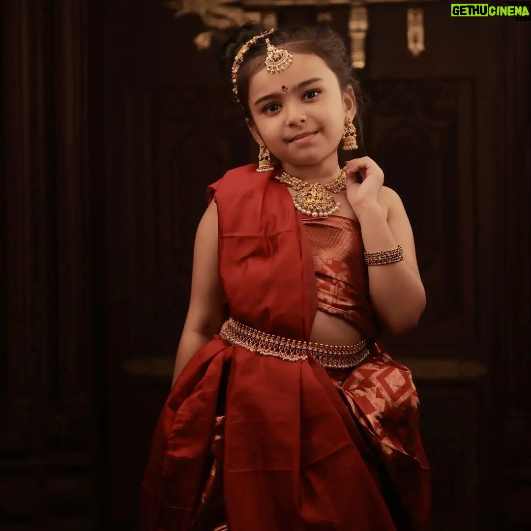 Vriddhi Vishal Instagram - All about ps 1 reel shoot Clicks @abi_fine_shooters Location @broadbeanresortmunnar Jewels @parakkat_jewels #picoftheday #pic #photooftheday #photoshoot #photo #photoshooting #resort #munnar #cool #climate #trending #babyartist #childartist #malayalam #tamil
