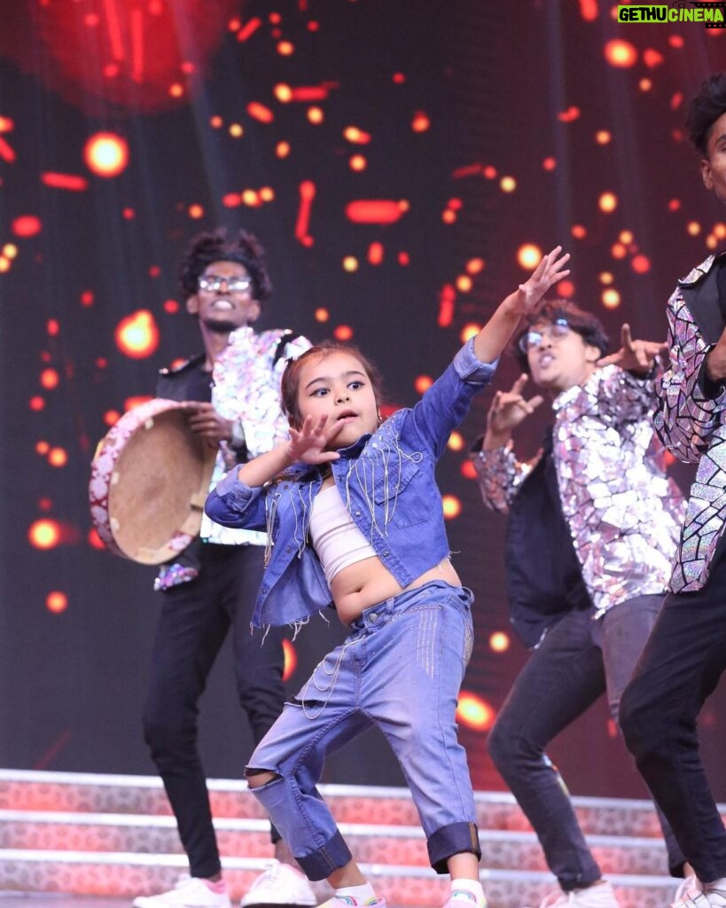 Vriddhi Vishal Instagram - Dance 💃💃💃❤️❤️❤️ Outfit @swathi__ramakrishnan Show @jfwdigital #jfwachieversawards2022 #dancelover #childartist ##awards Chennai, India