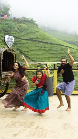 Vriddhi Vishal Instagram - Lingidi lingidi lingidi 💃🕺💃

🎥 @amal.nef 

Location @parakkatnatureresortmunnar 

Ma outfit @magizham_kids 

#lingidi #telugu #dancereels #familydance #vriddhifamily #vriddhivishal #chidartsit #telugusongs #telugubgm #vriddhifamily #dancingfamily