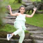 Vriddhi Vishal Instagram - #ShoeTheriyudha?! 🥾👠👀 🎥 @amal.nef Cuts @vishal_kannan03 👗outfit @magizham_kids Makeover @gayathri_vishal03 Location @parakkatnatureresortmunnar @sonymusic_south @sherif_choreographer @alya_manasa @sanjeev_karthick @sumesh_0ofiz