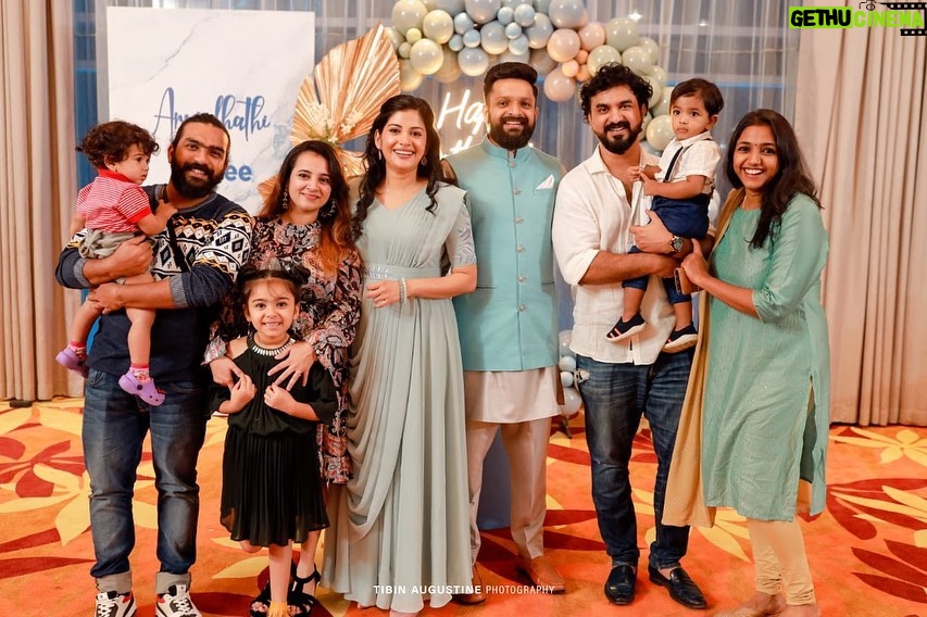 Vriddhi Vishal Instagram - Arundhadhi’s b day function ❤️❤️❤️❤️❤️ @sshivadaoffcl @muralikrishnan_official @kailasmenon2000 @annapoornapillai #bday #function #family #kochi #cinema #malayalam #tamil #artist #love #instagood #instagram #instadaily #picoftheday Kochi Marriott Hotel