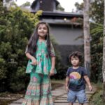 Vriddhi Vishal Instagram - With ma Kittu ❤️ 📷 @jithinbabu_jb Edits @_nidhin_chandran_ Stylist @manuantonymakeupartist Location @themountaincourtyard #thekkady #shoot #instagood #instareels #brosis #lovequotes #cinema #tamil #malayalam The Mountain Courtyard