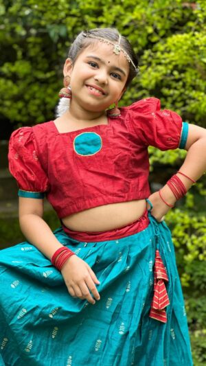 Vriddhi Vishal Instagram - Chinna ponnu njan 🥰💃

🎥 & cuts @vishal_kannan03 
Makeover @gayathri_vishal03 

Outfit @magizham_boutique 
Location @the_raintree_ 

#dancelover #vriddhivishal #childartist #malayalam #tamil #dancereels