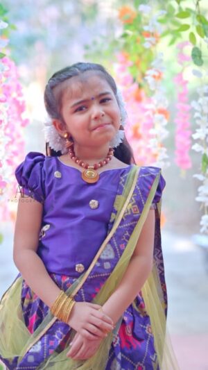 Vriddhi Vishal Instagram - Diamond necklace 😃😍

🎥 @adk_karthik 

Location @bettermaxstudio 

Outfit @the_hooray_handmade_apparels 

#cinema #artist #babyartist #malayalam #tamil #reelsinstagram #insta #instagood #scenes #film #comedy #kunjippuzhu #çini