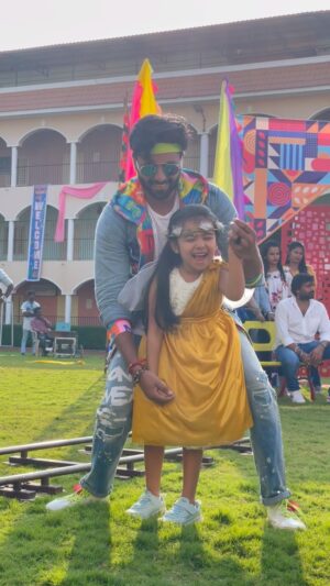 Vriddhi Vishal Instagram - Sugar baby shooting time funs with our @ashwinkumar_ak 

@sonymusic_south 

@vishal_kannan03 

#babygirl #shootingtime #sonymusic #tamil #album #magven #ashwinkumar 

@joshapp.malayalam 

@officialjoshapp