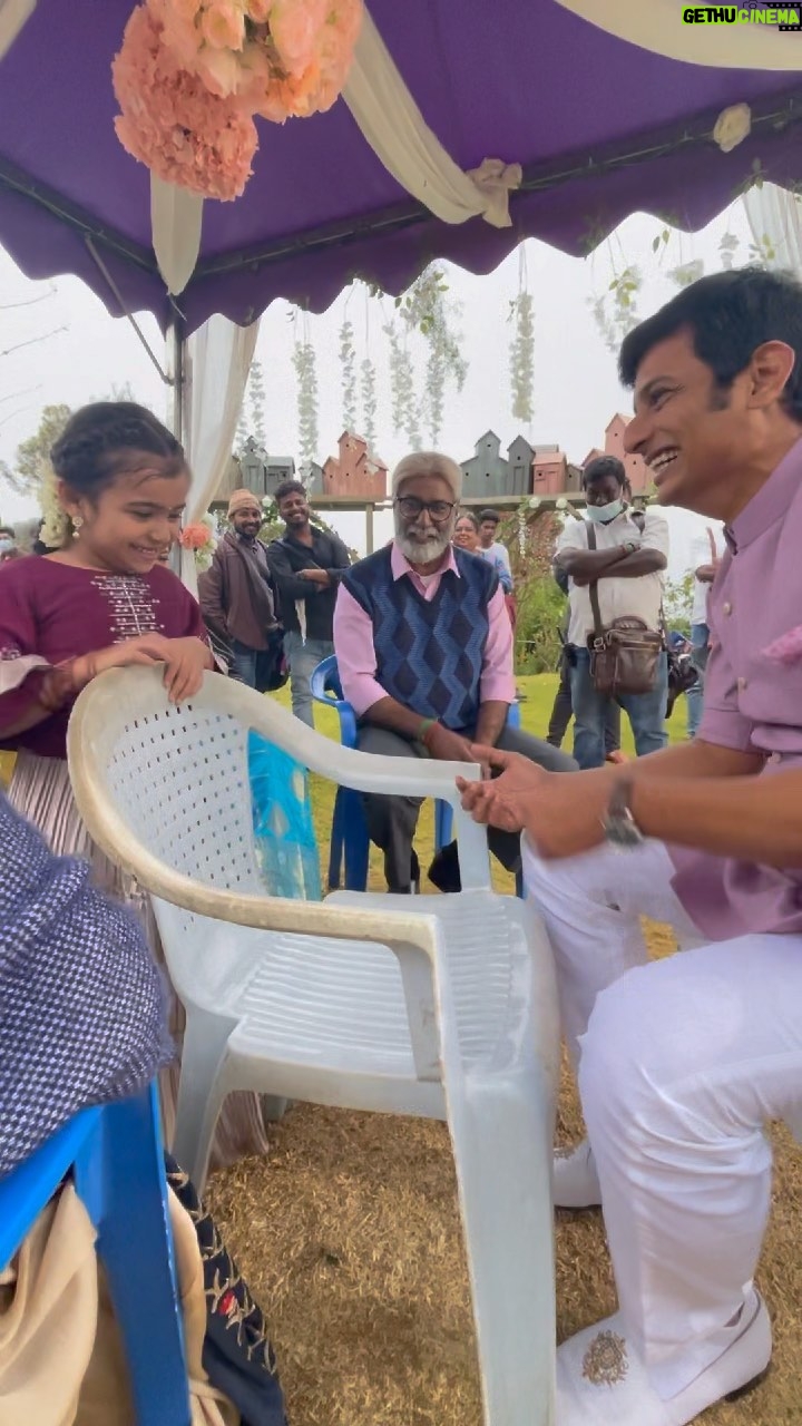 Vriddhi Vishal Instagram - Location funs ❤️❤️😃 @actorjiiva uncle’s special magic ❤️❤️❤️ 📷 @vishal_kannan03 #location #shooting #love #magic #special #timepass #superb #cinema