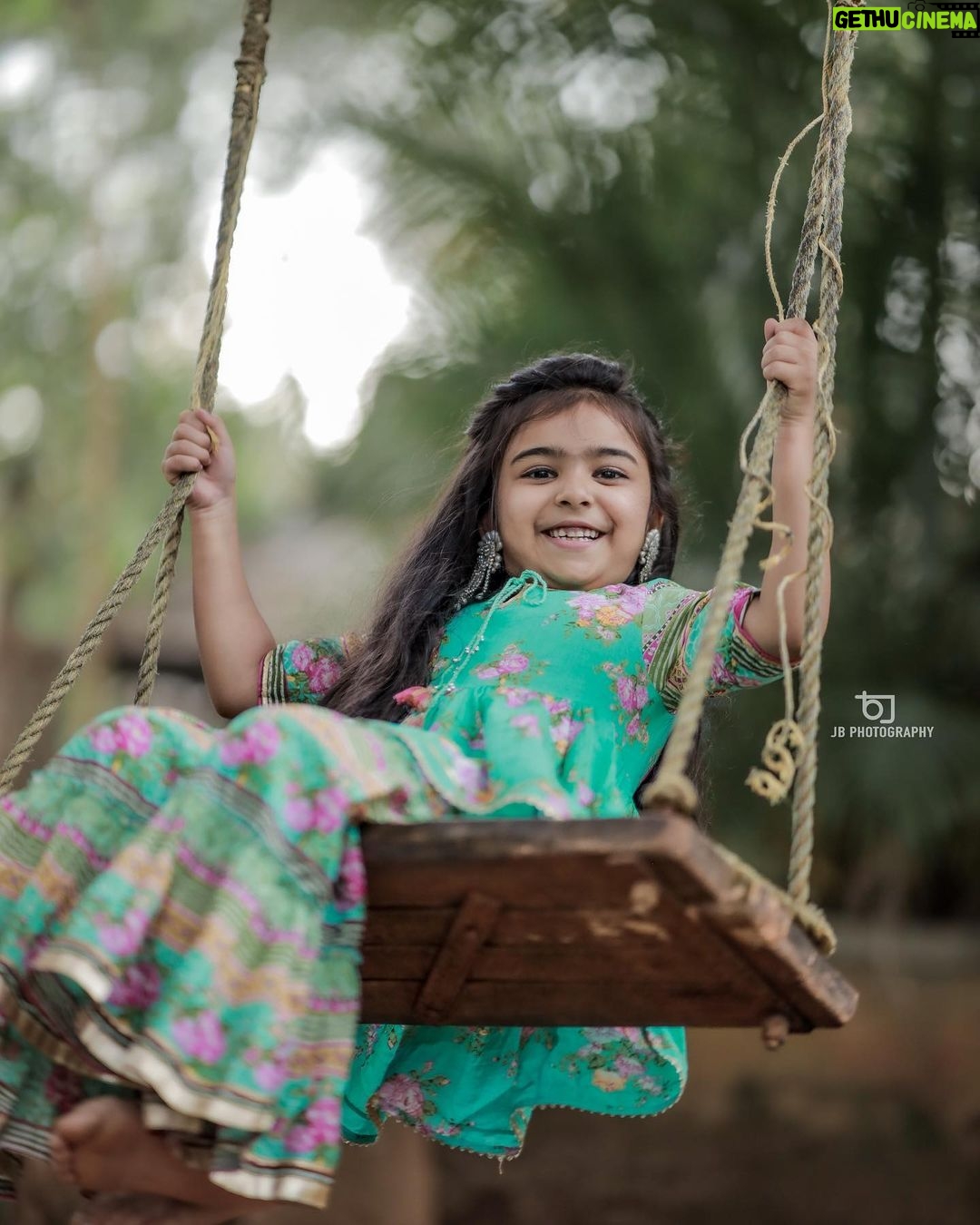 Vriddhi Vishal Instagram - With ma Kittu ❤️ 📷 @jithinbabu_jb Edits @_nidhin_chandran_ Stylist @manuantonymakeupartist Location @themountaincourtyard #thekkady #shoot #instagood #instareels #brosis #lovequotes #cinema #tamil #malayalam The Mountain Courtyard