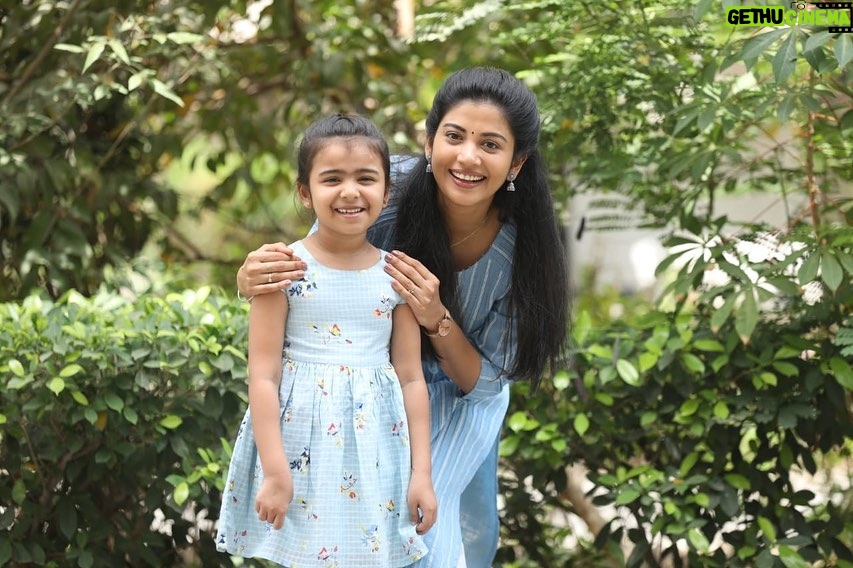 Vriddhi Vishal Instagram - Me with @sshivadaoffcl chechy ❤️❤️❤️❤️❤️ 📷 @santhosh_cine_photographer #photo #location #funtime#happymood😊 #with #actress #pics #picoftheday #photoeveryday #photos #happyday #friday#❤️❤️😄😄❤️❤️ Chennai, India