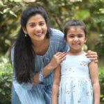 Vriddhi Vishal Instagram - Me with @sshivadaoffcl chechy ❤️❤️❤️❤️❤️ 📷 @santhosh_cine_photographer #photo #location #funtime#happymood😊 #with #actress #pics #picoftheday #photoeveryday #photos #happyday #friday#❤️❤️😄😄❤️❤️ Chennai, India