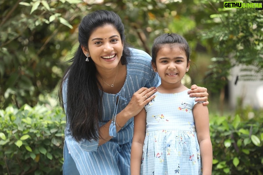 Vriddhi Vishal Instagram - Me with @sshivadaoffcl chechy ❤️❤️❤️❤️❤️ 📷 @santhosh_cine_photographer #photo #location #funtime#happymood😊 #with #actress #pics #picoftheday #photoeveryday #photos #happyday #friday#❤️❤️😄😄❤️❤️ Chennai, India