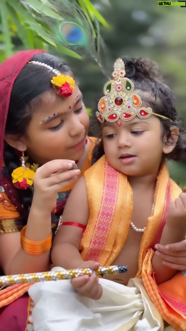 Vriddhi Vishal Instagram - Janmastami with #MukundhaMukundha @sonymusic_south 🎥 & cuts @vishal_kannan03 Makeover @gayathri_vishal03 #krishna #mukundamukunda #sonymusic #janmashtami #vriddhivishal #radhkrishna #krishna #brothersisterlove