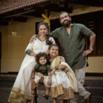 Vriddhi Vishal Instagram - Ellavarkum enteyum kudumbathinteyum sneham niranja thiruvonaasamsakal 🌼❤️ 📸 @jithinbabu_jb Outfit @disha_creationz Makeover @sheblush._ #thiruvonam #happyonam #family #vriddhivishal #vriddhi #childartsit #festival #keralam