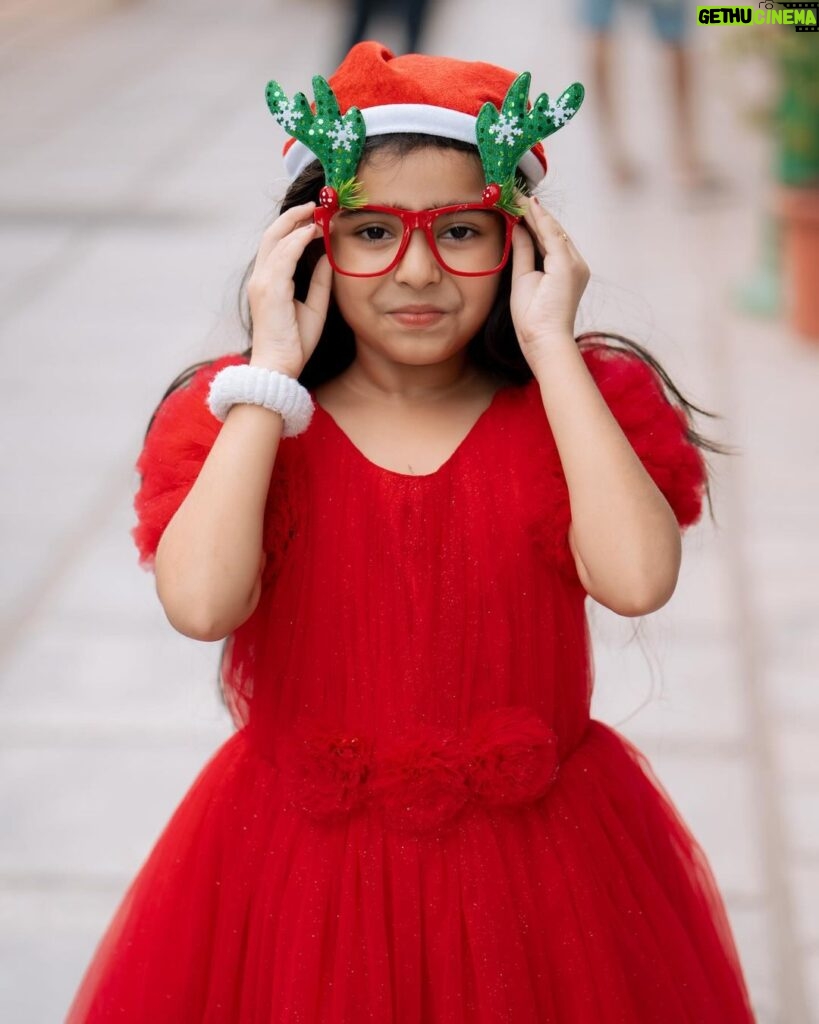 Vriddhi Vishal Instagram - Merry Christmas all ❤️❤️🎅🎄🌲 📸 @wedding.3 #merrychristmas #vriddhivishal #christmas #childartist #photoshoot #xmasphotoshoot #❤️