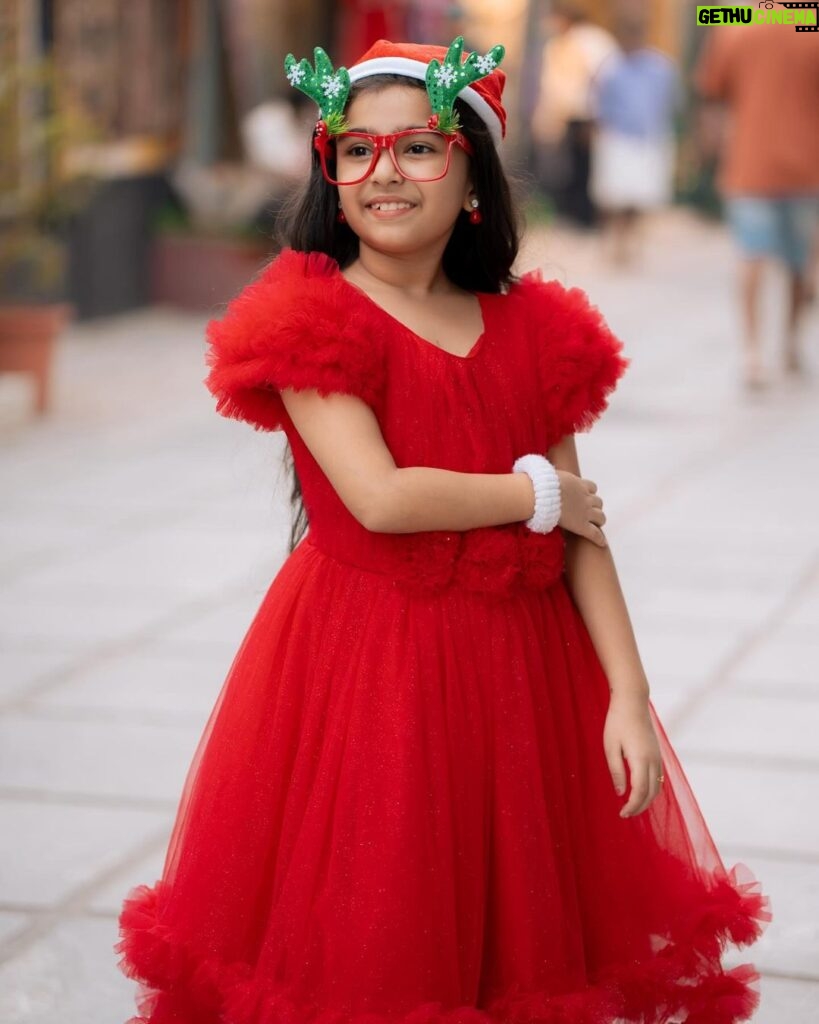 Vriddhi Vishal Instagram - Merry Christmas all ❤️❤️🎅🎄🌲 📸 @wedding.3 #merrychristmas #vriddhivishal #christmas #childartist #photoshoot #xmasphotoshoot #❤️