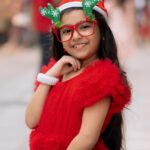 Vriddhi Vishal Instagram - Merry Christmas all ❤️❤️🎅🎄🌲 📸 @wedding.3 #merrychristmas #vriddhivishal #christmas #childartist #photoshoot #xmasphotoshoot #❤️