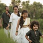 Vriddhi Vishal Instagram - Ellavarkum enteyum kudumbathinteyum sneham niranja thiruvonaasamsakal 🌼❤️ 📸 @jithinbabu_jb Outfit @disha_creationz Makeover @sheblush._ #thiruvonam #happyonam #family #vriddhivishal #vriddhi #childartsit #festival #keralam
